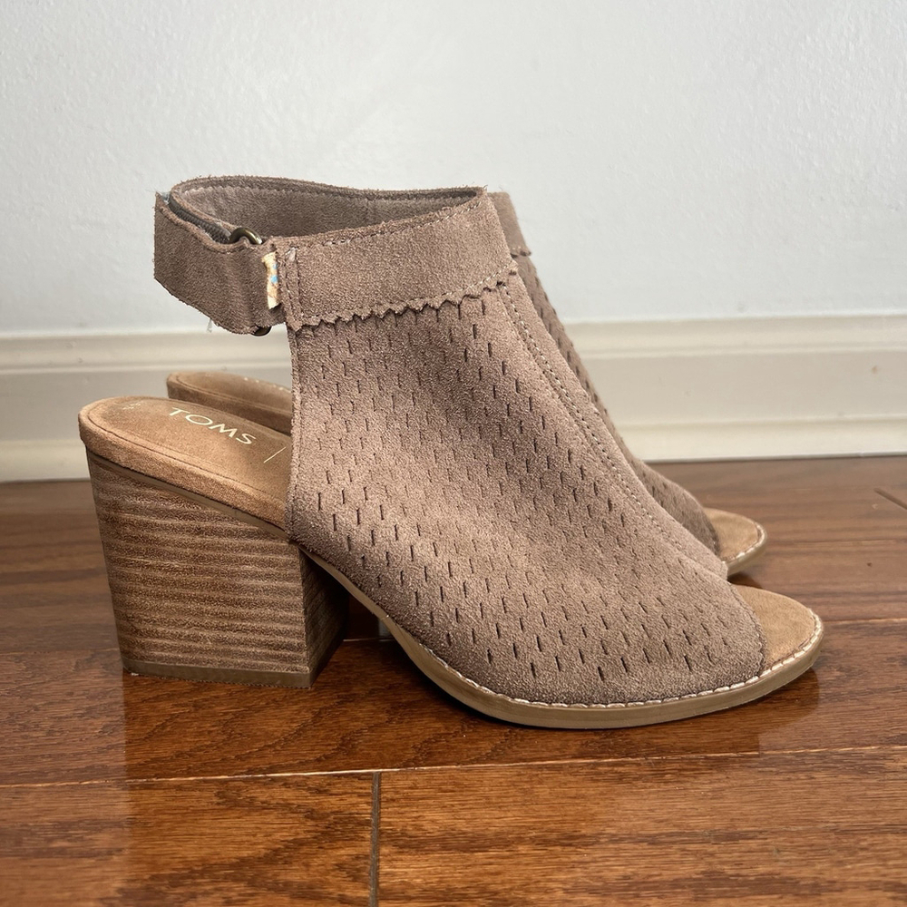 Toms Shoes Grenada Suede Chunky Heels Taupe Grey Size 6.5 Perforated Open Toe - Picture 2 of 12